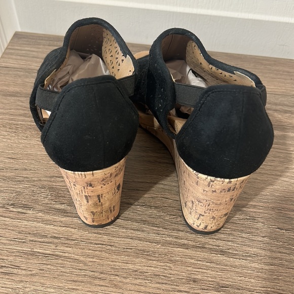 LIFE STRIDE SOFT SYSTEM WEDGE BLACK LASER CUT SLIP IN SANDALS SIZE 9.5m - Picture 6 of 8